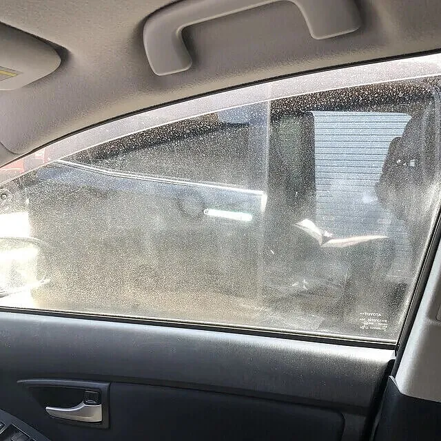 30プリウスでフロントドアガラス内側がザラザラ･･･視界不良