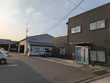 市場自動車工場外観