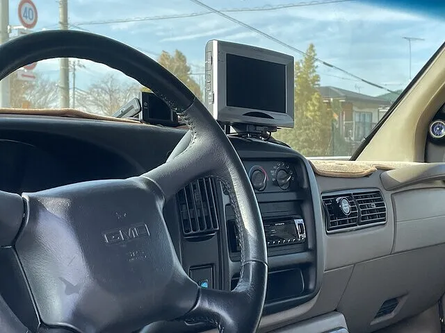 宇都宮市S様　GMCサバナ　フローティングナビ取付け