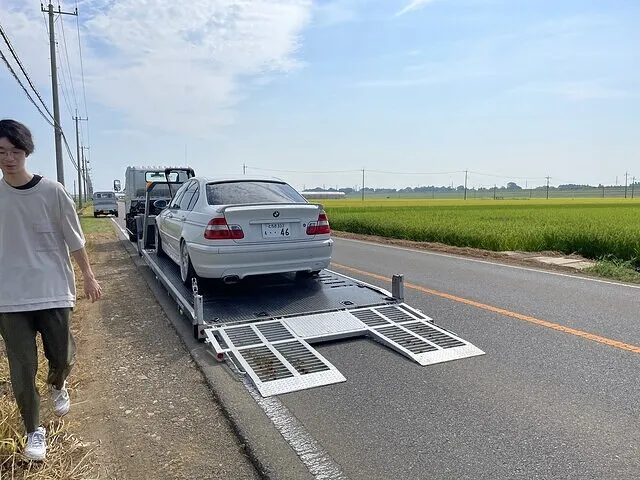 T様BMW330 リアタイヤバーストにてレッカー搬送
