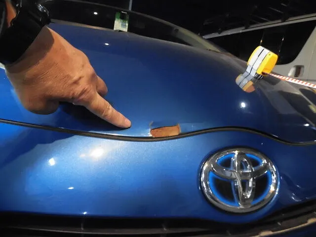 富士市　鈑金塗装　アクア　フロントバンパー交換、フード交換修理