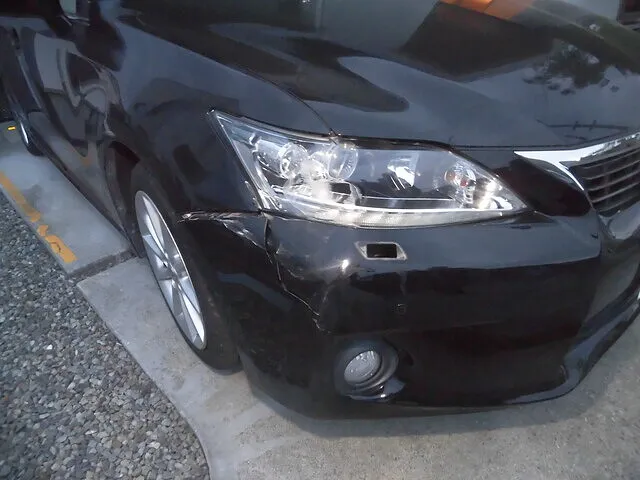 富士市　鈑金塗装　レクサスＣＴ　フロントバンパー、右フェンダー交換塗装修理　　