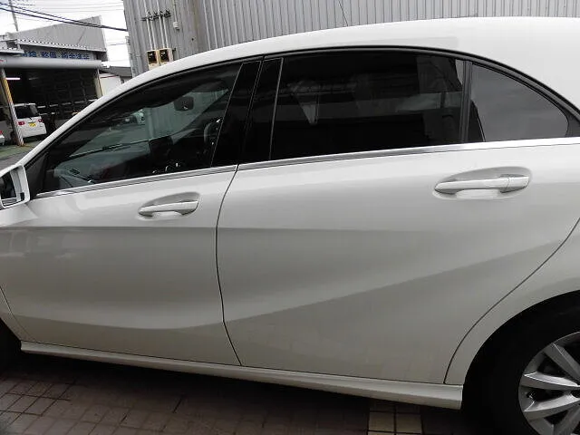 富士市　鈑金塗装　ベンツ　A180　フロントバンパー交換、左サイドスポイラー交換　塗装修理