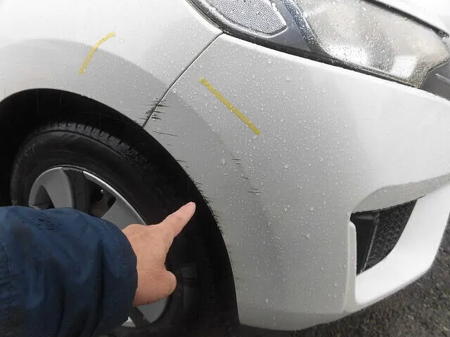 富士市　鈑金塗装　フィット　右フトント、リヤドア交換、Fフェンダー鈑金塗装修理