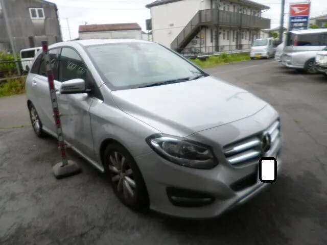 富士市　鈑金塗装　ベンツB180　右フロントドア交換修理