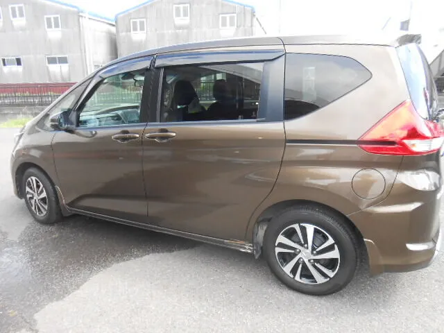 富士市　鈑金塗装　フリードの左スライドドア、左ロッパパネル、リヤクォーターキズ修理塗装