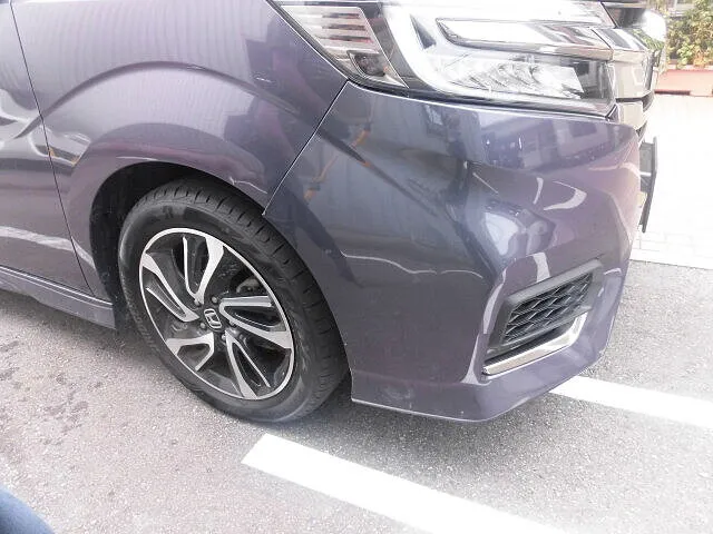 富士市　鈑金塗装　ホンダ　ステップワゴン　フロントバンパー交換右フロントフェンダー鈑金塗装、サスペンション修理