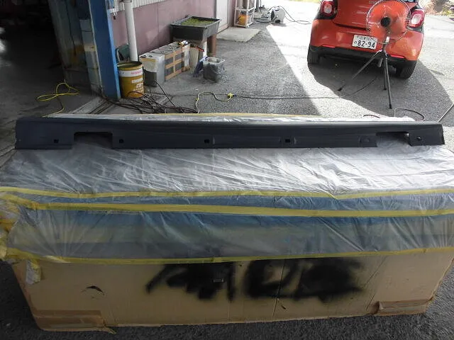 富士市　鈑金塗装　ベンツ　CLA18　左サイドスポイラー塗装