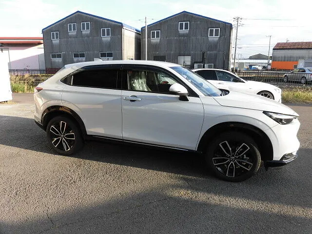 富士市　鈑金塗装　ホンダ　ヴェゼル　フロントバンパー交換、右フロントフェンダー調整修理