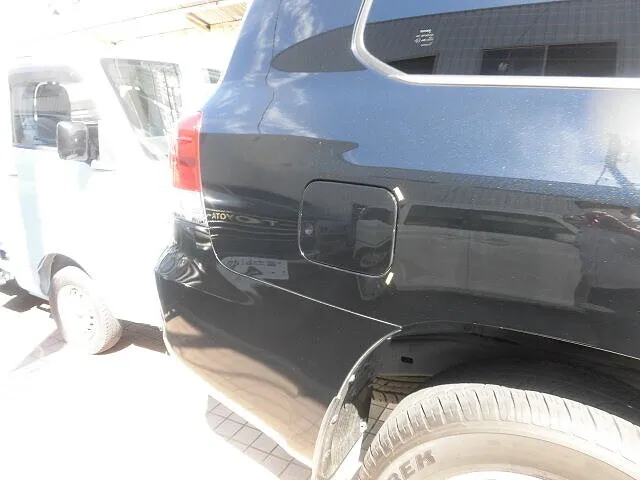 富士市　鈑金塗装　トヨタ　ランドクルーザー　右リヤフェンダー修正、フューエルフィラオープンリッド交換塗装修理