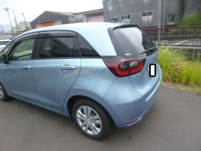 富士市　鈑金塗装　フィット　左リヤドアキズ修理、左アウトサイドパネル鈑金塗装修理