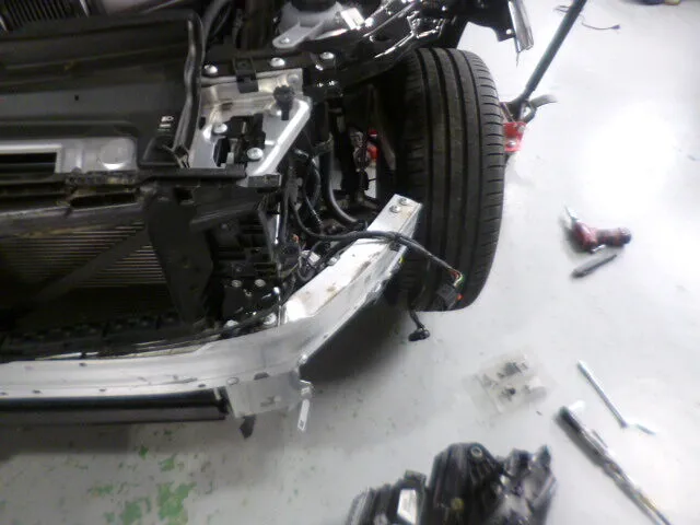 富士市　鈑金塗装　ベンツC200　フロントバンパー交換　塗装修理