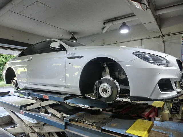 横浜市都筑区　キャリパー塗装　BMW 640i