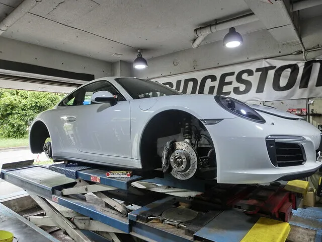 横浜市都筑区　キャリパー塗装　ポルシェ911