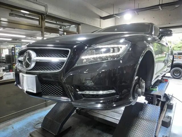 横浜市都筑区　キャリパー塗装　ベンツ CLS350