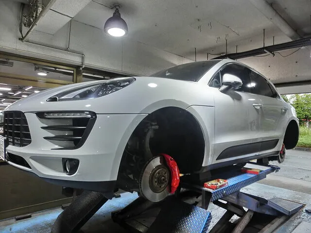 横浜市都筑区　キャリパー塗装　ポルシェ　マカン