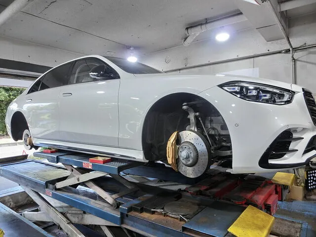 横浜市都筑区　キャリパー塗装　ベンツ S580