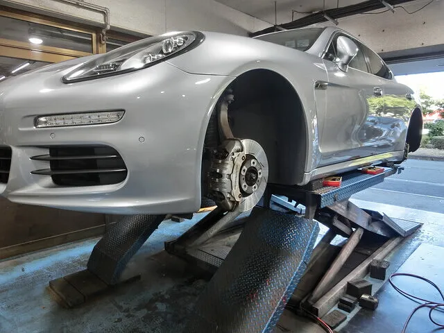 横浜市都筑区　キャリパー塗装　ポルシェ　パナメーラ