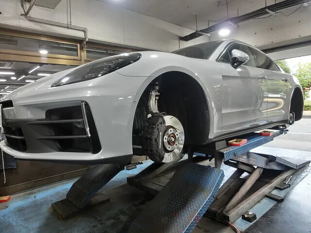 横浜市都筑区　キャリパー塗装　ポルシェ　パナメーラ