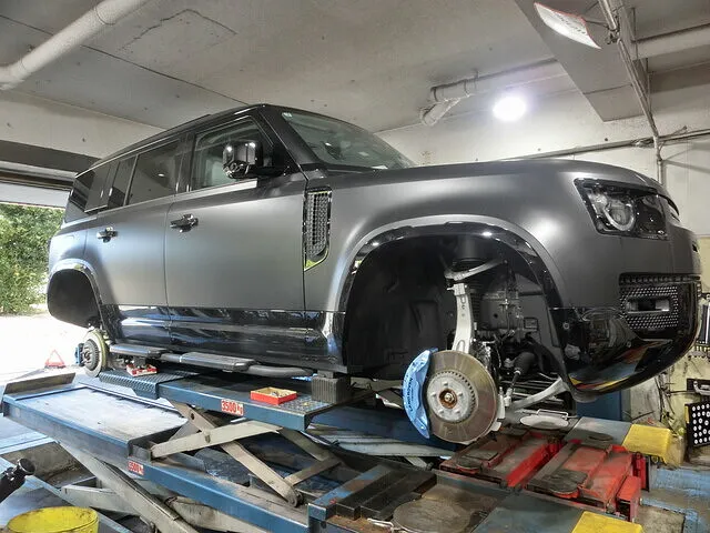 横浜市都筑区　キャリパー塗装　ディフェンダー