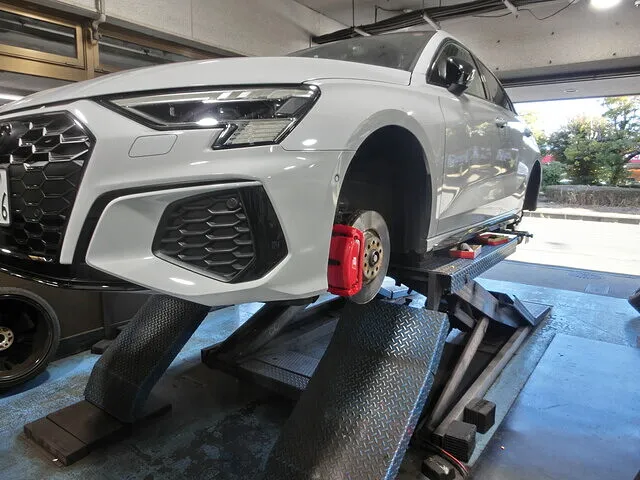 横浜市都筑区　キャリパー塗装　アウディ S3